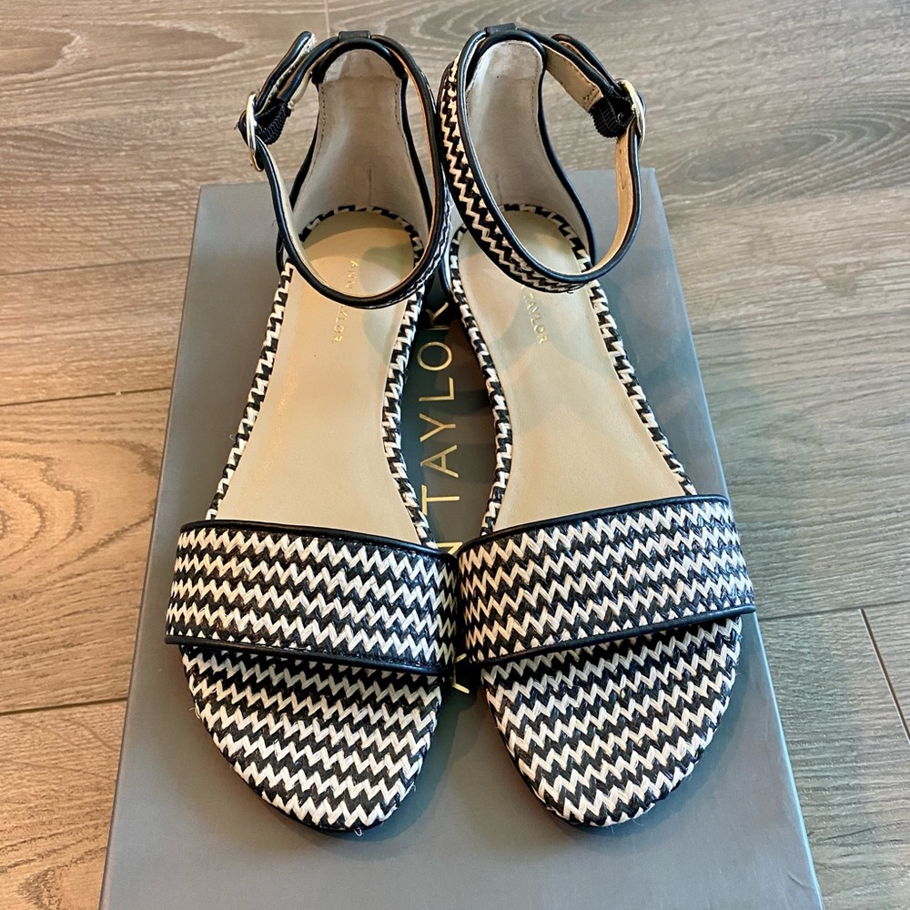 Ann Taylor Woven Straw Flat Sandal Size 6 - Black & White